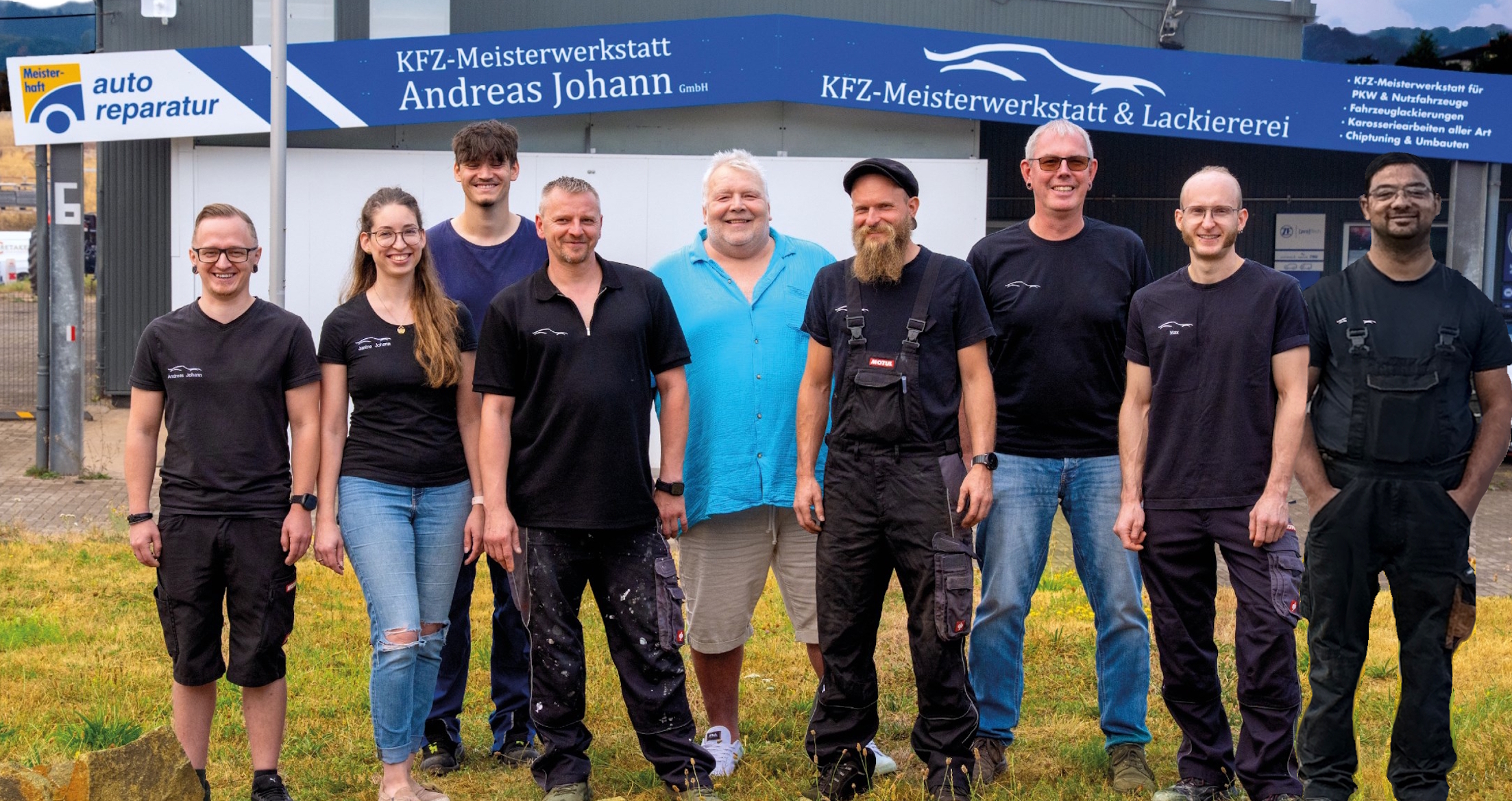 "Bild Teamfoto_KFZ-Meisterwerkstatt_Andreas_Johann_GmbH_mit_Azubi_small.jpg"