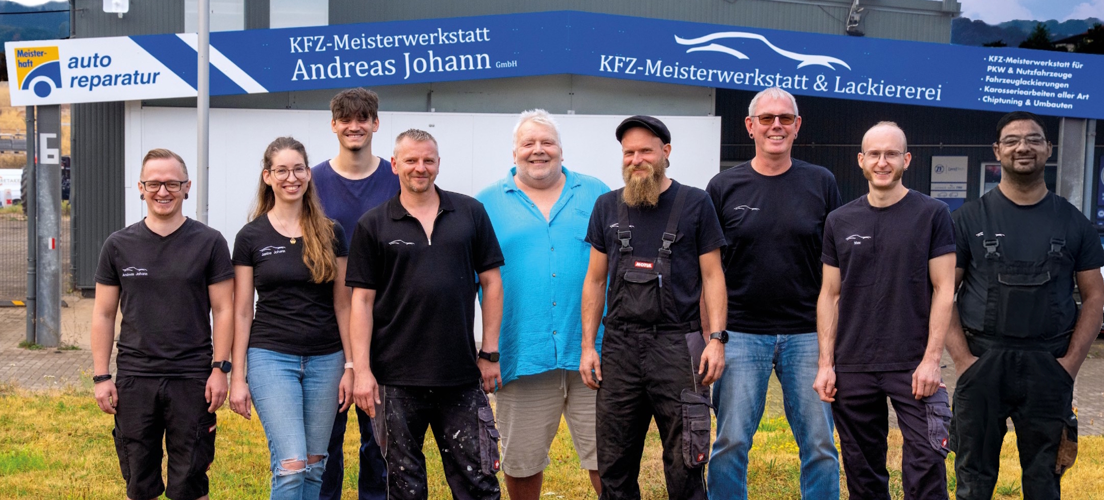 "Bild Teamfoto_KFZ-Meisterwerkstatt_Andreas_Johann_GmbH_mit_Azubi_small_1000.jpg"