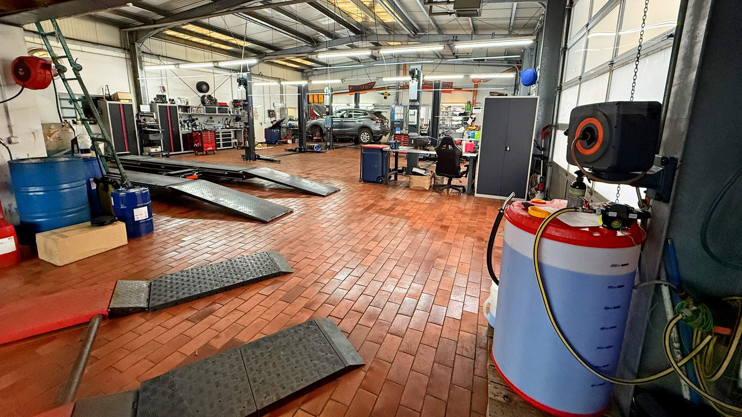 "Bild Werkstatt_hi._16.9.jpg"